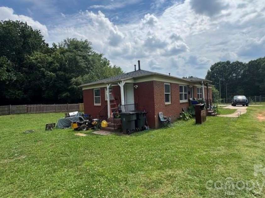 1661 &1665 Montana Drive, Charlotte, NC 28216.  MLS# CAR4390951, YatesRealty ID 28977. 