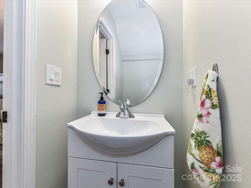 931 Par One Court, Fort Mill, SC 29715.  MLS# CAR4281118, YatesRealty ID 28977. Adorable Half Bath
