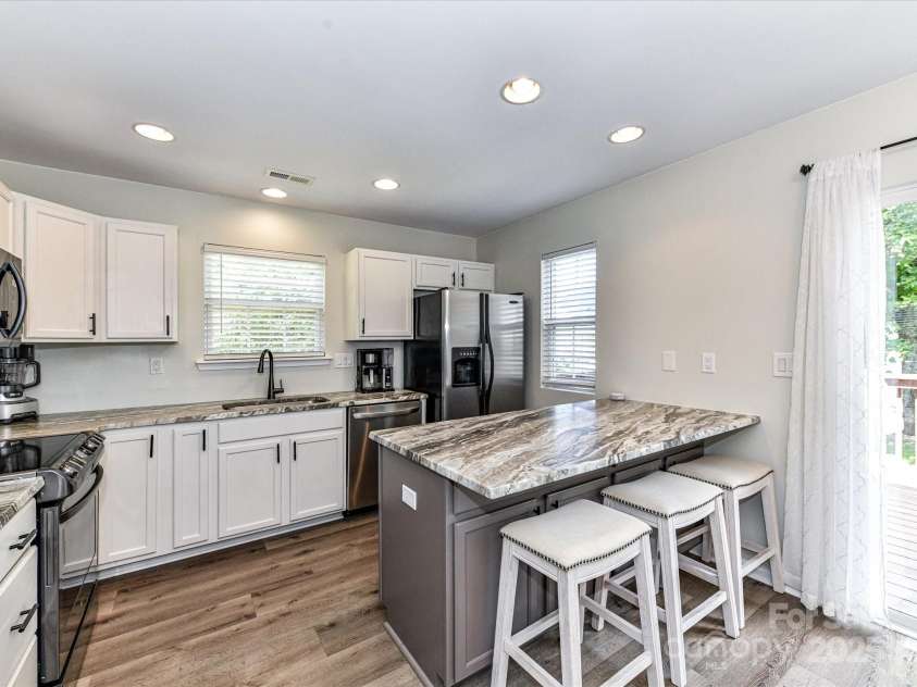 931 Par One Court, Fort Mill, SC 29715.  MLS# CAR4281118, YatesRealty ID 28977. Beautiful kitchen & Breakfast Bar