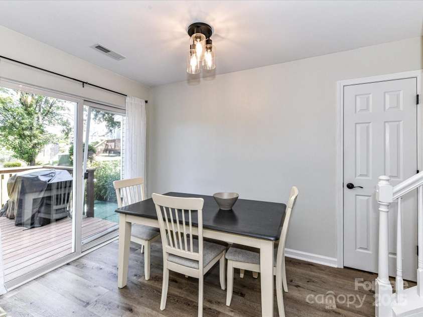 931 Par One Court, Fort Mill, SC 29715.  MLS# CAR4281118, YatesRealty ID 28977. Eat In Dining Area