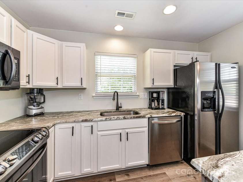 931 Par One Court, Fort Mill, SC 29715.  MLS# CAR4281118, YatesRealty ID 28977. Updated Countertops & Appliances