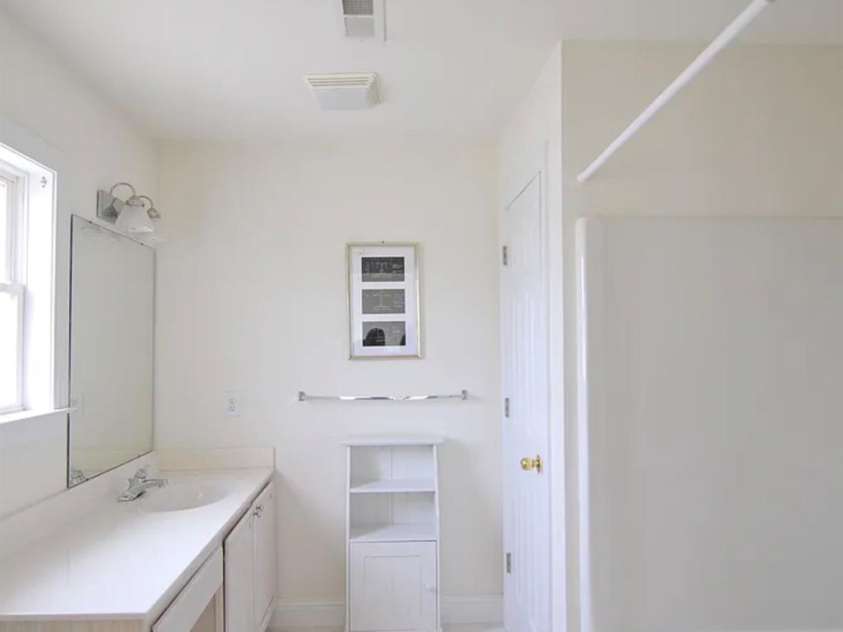 6918 Misty Pine Lane, Charlotte, NC 28217.  MLS# CAR4390936, YatesRealty ID 28980. Ensuite bath 1