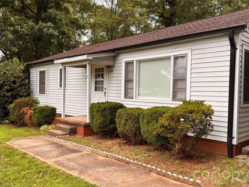 690 Brookdale Drive, Statesville, NC 28677.  MLS# CAR4390511, YatesRealty ID 28981. 