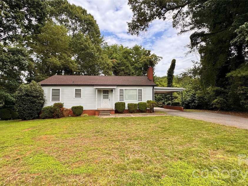 690 Brookdale Drive, Statesville, NC 28677.  MLS# CAR4390511, YatesRealty ID 28981. 