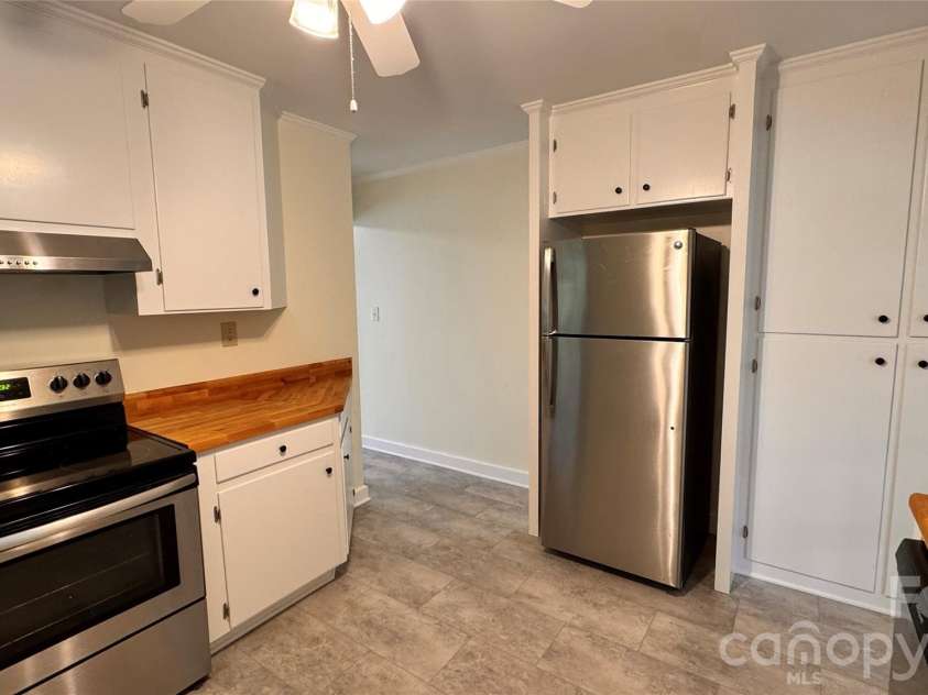 690 Brookdale Drive, Statesville, NC 28677.  MLS# CAR4390511, YatesRealty ID 28981. 
