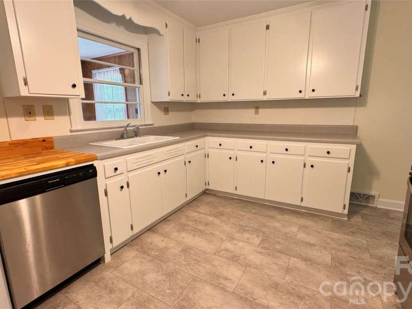 690 Brookdale Drive, Statesville, NC 28677.  MLS# CAR4390511, YatesRealty ID 28981. 