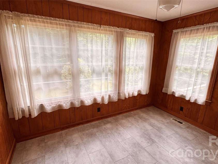 690 Brookdale Drive, Statesville, NC 28677.  MLS# CAR4390511, YatesRealty ID 28981. 