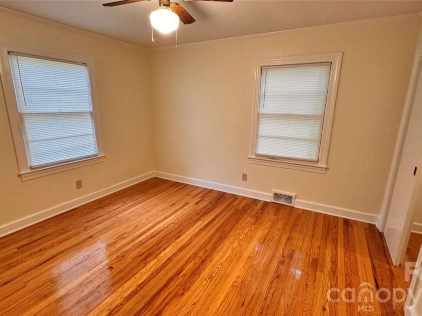 690 Brookdale Drive, Statesville, NC 28677.  MLS# CAR4390511, YatesRealty ID 28981. 