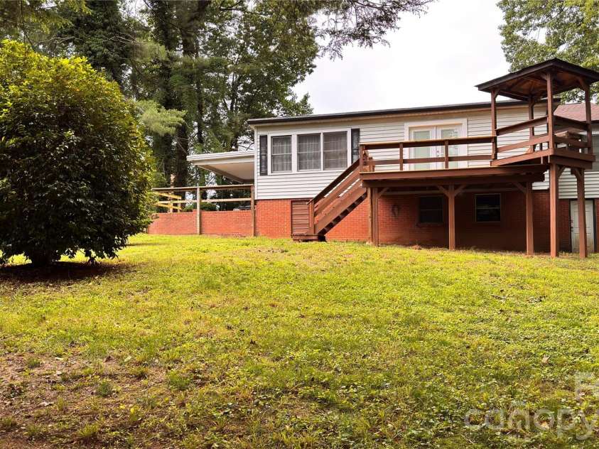 690 Brookdale Drive, Statesville, NC 28677.  MLS# CAR4390511, YatesRealty ID 28981. 