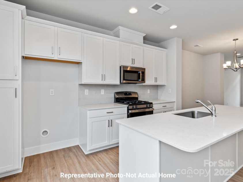 9927 Annsborough Square, Huntersville, NC 28078.  MLS# CAR4284657, YatesRealty ID 28981. Kitchen-Berkshire Plan