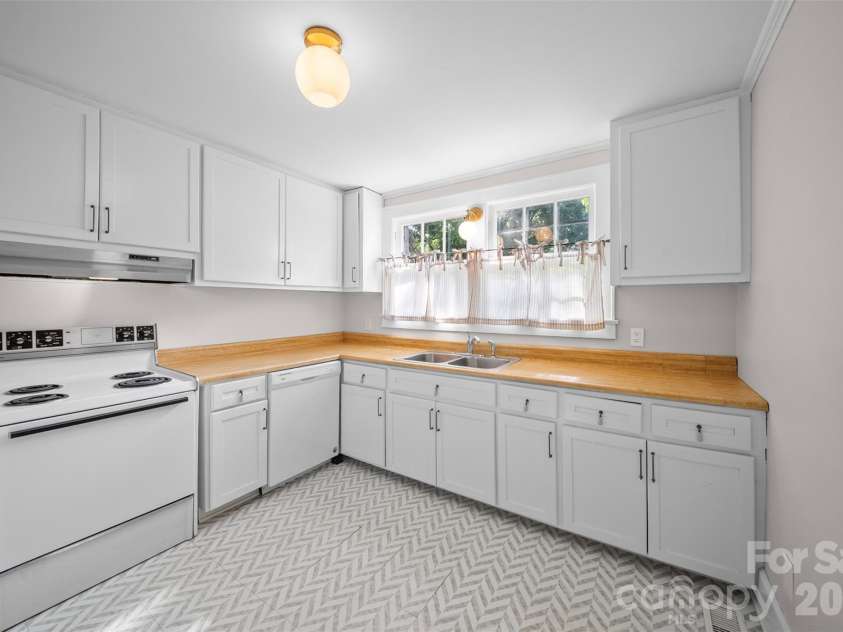 825 Montgomery Avenue, Albemarle, NC 28001.  MLS# CAR4391295, YatesRealty ID 28983. 