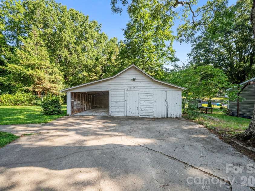 825 Montgomery Avenue, Albemarle, NC 28001.  MLS# CAR4391295, YatesRealty ID 28983. 