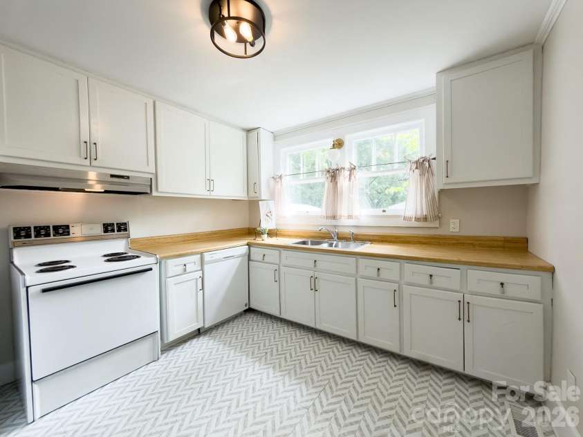 825 Montgomery Avenue, Albemarle, NC 28001.  MLS# CAR4418993, YatesRealty ID 28983. 