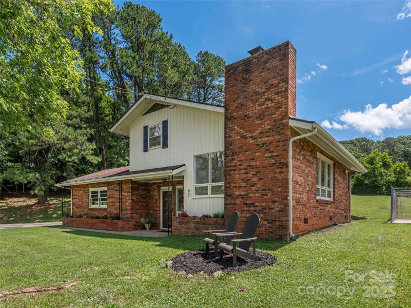 827 Oakdale Road, Waynesville, NC 28786.  MLS# CAR4286185, YatesRealty ID 28984. 
