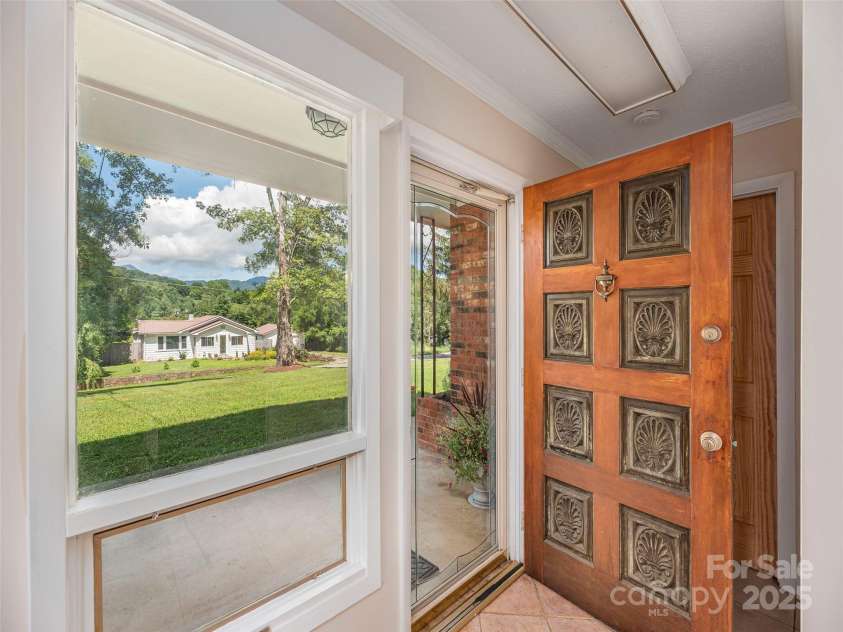 827 Oakdale Road, Waynesville, NC 28786.  MLS# CAR4286185, YatesRealty ID 28984. 