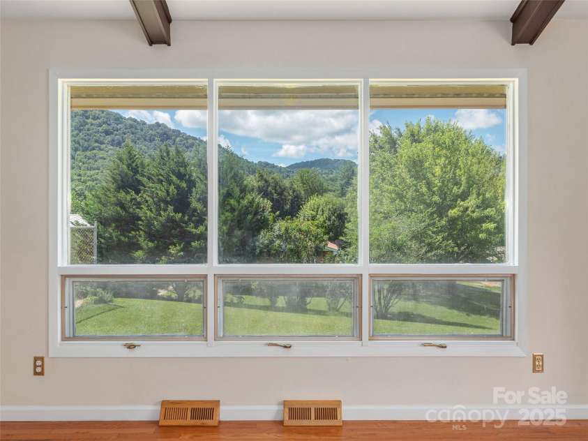 827 Oakdale Road, Waynesville, NC 28786.  MLS# CAR4286185, YatesRealty ID 28984. 