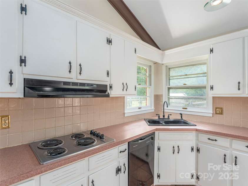 827 Oakdale Road, Waynesville, NC 28786.  MLS# CAR4286185, YatesRealty ID 28984. 