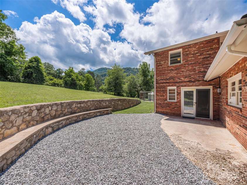 827 Oakdale Road, Waynesville, NC 28786.  MLS# CAR4286185, YatesRealty ID 28984. 