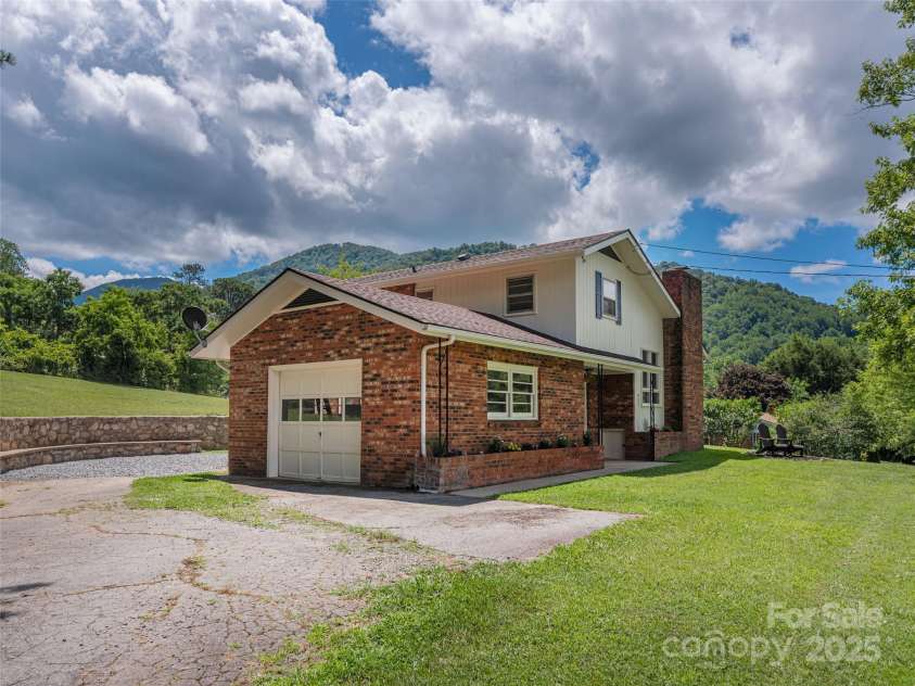 827 Oakdale Road, Waynesville, NC 28786.  MLS# CAR4286185, YatesRealty ID 28984. 