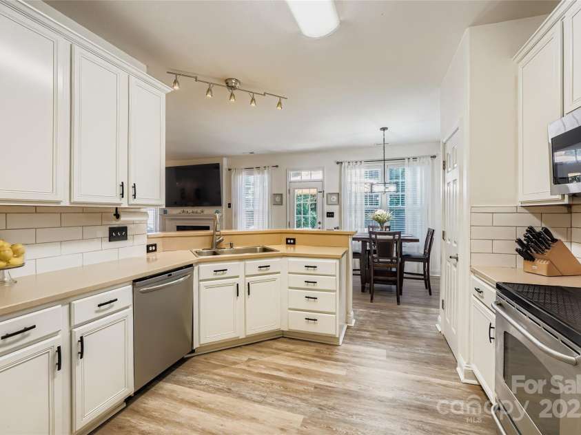 10080 Paisley Drive, Charlotte, NC 28269.  MLS# CAR4284559, YatesRealty ID 28985. 