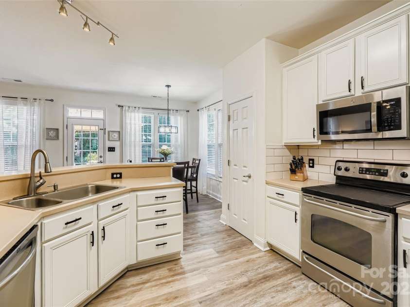 10080 Paisley Drive, Charlotte, NC 28269.  MLS# CAR4284559, YatesRealty ID 28985. 