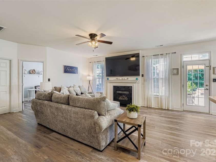 10080 Paisley Drive, Charlotte, NC 28269.  MLS# CAR4284559, YatesRealty ID 28985. 