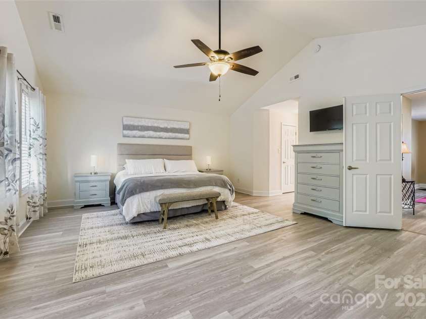 10080 Paisley Drive, Charlotte, NC 28269.  MLS# CAR4284559, YatesRealty ID 28985. 