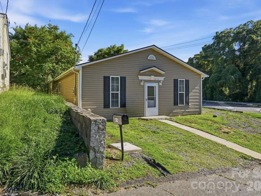 411 Sullivan Street, Gastonia, NC 28052.  MLS# CAR4389625, YatesRealty ID 28985. 