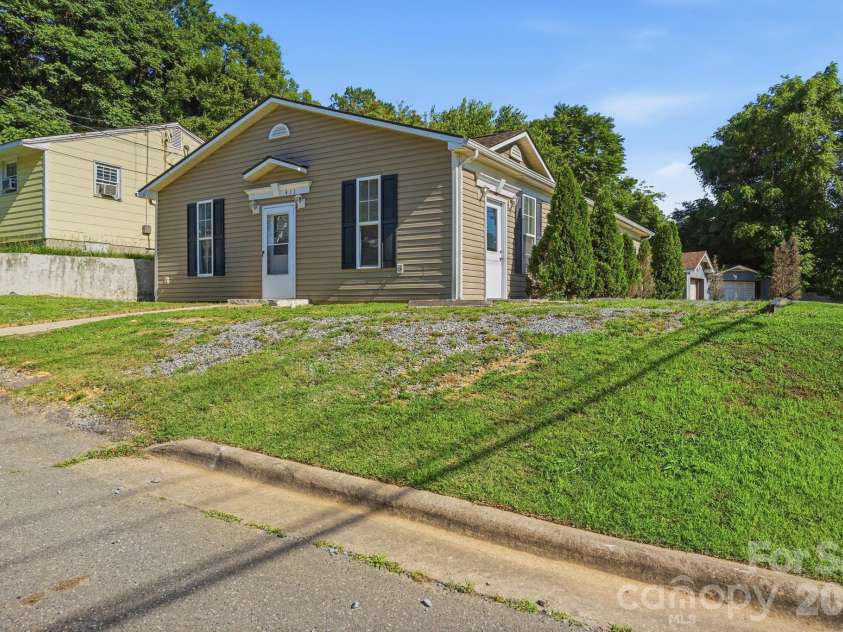 411 Sullivan Street, Gastonia, NC 28052.  MLS# CAR4389625, YatesRealty ID 28985. 