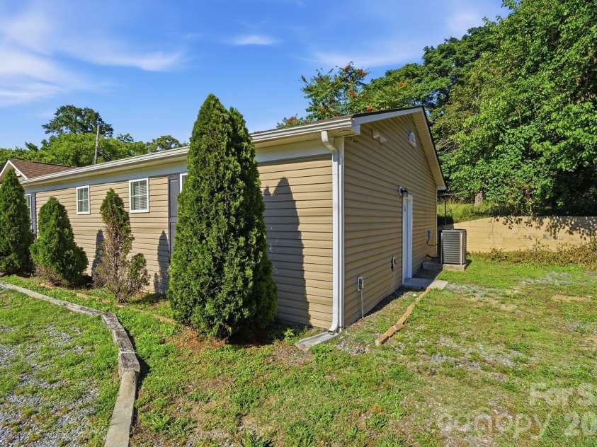 411 Sullivan Street, Gastonia, NC 28052.  MLS# CAR4389625, YatesRealty ID 28985. 