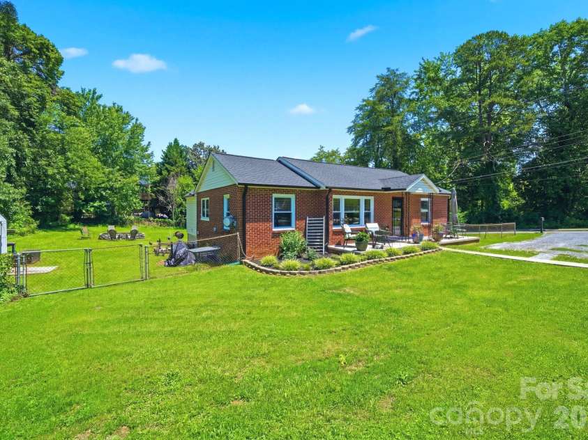 2732 Long Avenue, Gastonia, NC 28054.  MLS# CAR4390822, YatesRealty ID 28986. 