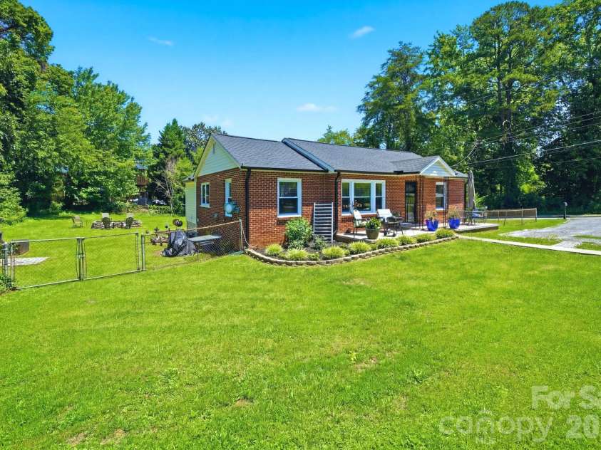 2732 Long Avenue, Gastonia, NC 28054.  MLS# CAR4390822, YatesRealty ID 28986. 