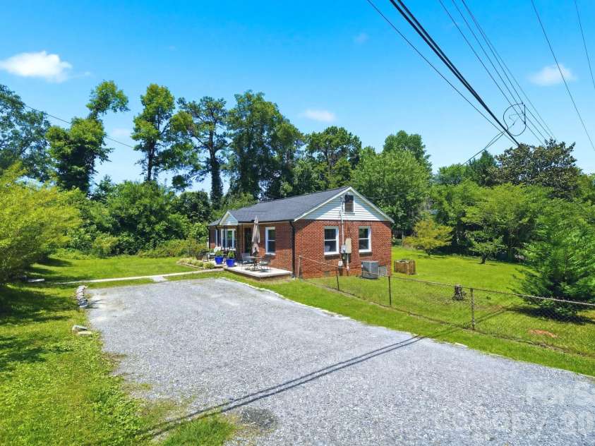 2732 Long Avenue, Gastonia, NC 28054.  MLS# CAR4390822, YatesRealty ID 28986. 
