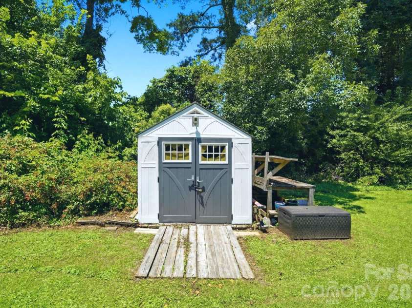 2732 Long Avenue, Gastonia, NC 28054.  MLS# CAR4390822, YatesRealty ID 28986. 
