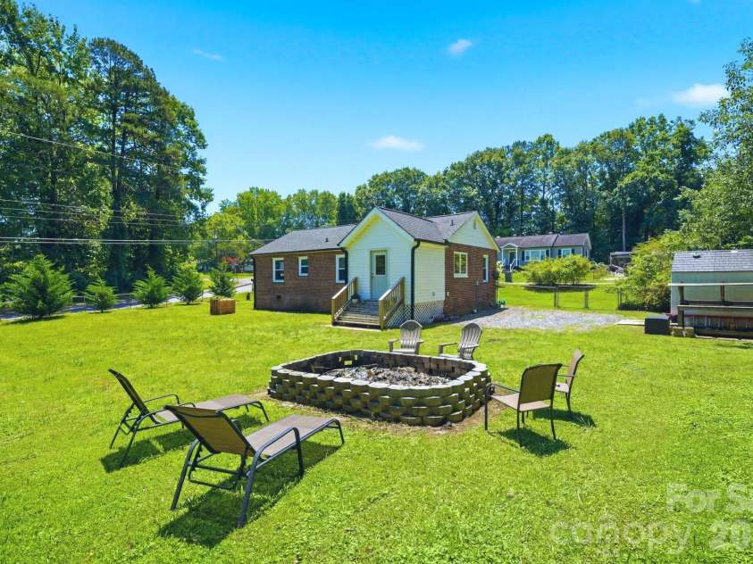 2732 Long Avenue, Gastonia, NC 28054.  MLS# CAR4390822, YatesRealty ID 28986. 