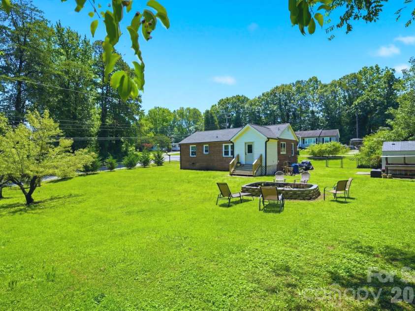2732 Long Avenue, Gastonia, NC 28054.  MLS# CAR4390822, YatesRealty ID 28986. 