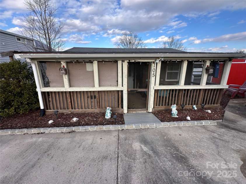 105 Richard Drive, New London, NC 28127.  MLS# CAR4215535, YatesRealty ID 2899. 