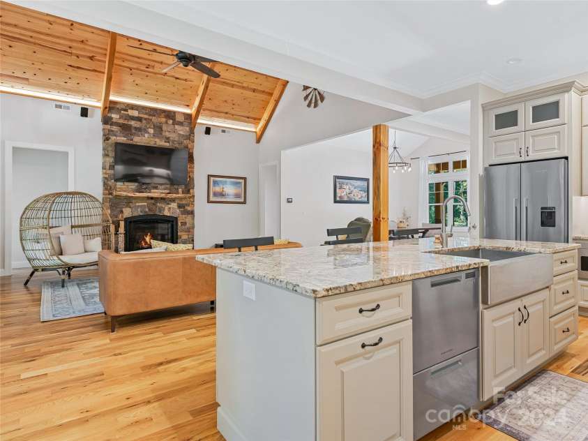 118 Camellia Way, Hendersonville, NC 28739.  MLS# CAR4187325, YatesRealty ID 2899. 