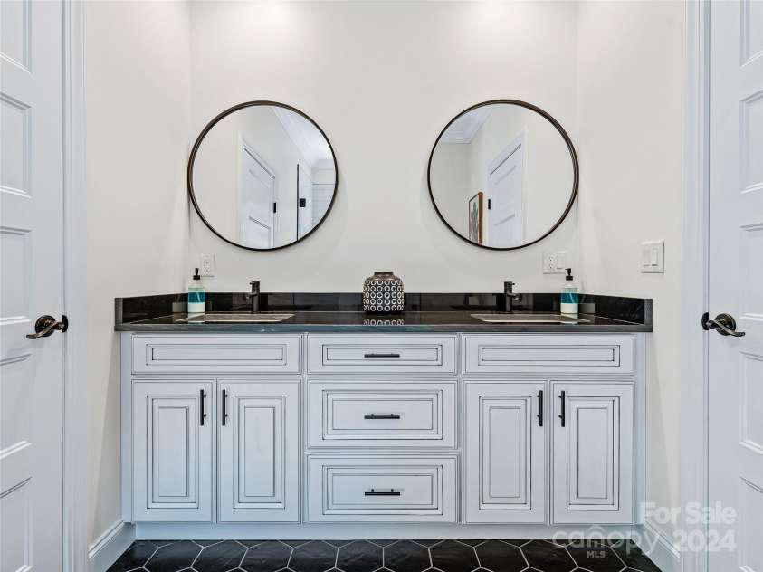 118 Camellia Way, Hendersonville, NC 28739.  MLS# CAR4187325, YatesRealty ID 2899. 