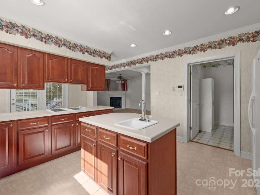 322 Oakview Drive, Salisbury, NC 28146.  MLS# CAR4273149, YatesRealty ID 28990. 