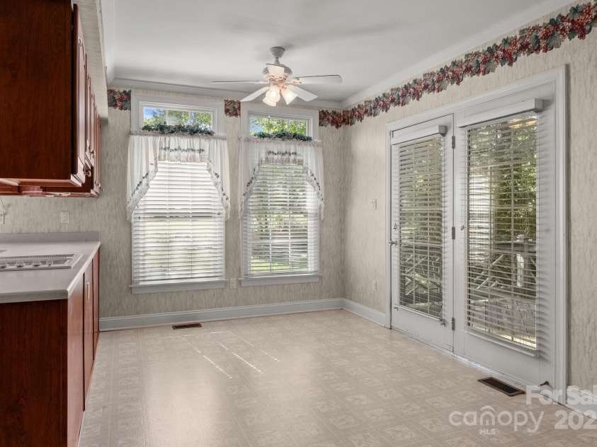 322 Oakview Drive, Salisbury, NC 28146.  MLS# CAR4273149, YatesRealty ID 28990. 