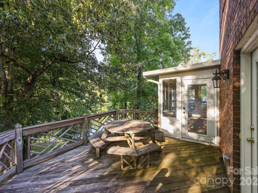 322 Oakview Drive, Salisbury, NC 28146.  MLS# CAR4273149, YatesRealty ID 28990. 