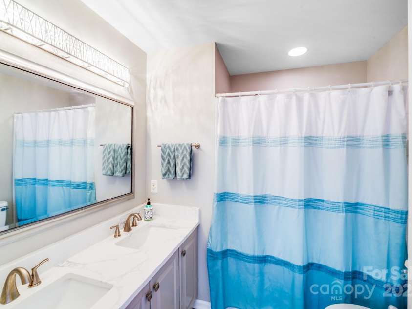 15811 Burlingame Drive, Huntersville, NC 28078.  MLS# CAR4269192, YatesRealty ID 28992. 2ND FULL BATH WITH DUAL SINKS AND QUARTZ COUNTER TOP