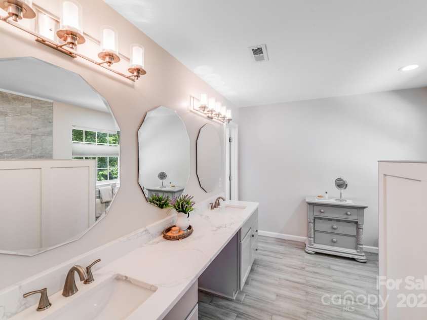 15811 Burlingame Drive, Huntersville, NC 28078.  MLS# CAR4269192, YatesRealty ID 28992. EXCELLENT QUARTZ COUNTER TOPS