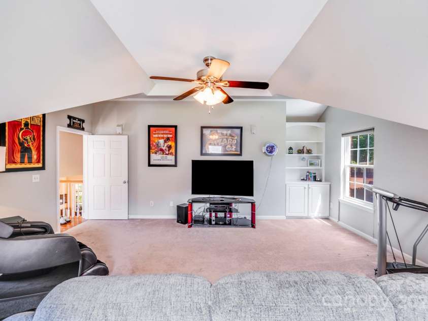 15811 Burlingame Drive, Huntersville, NC 28078.  MLS# CAR4269192, YatesRealty ID 28992. LARGE 4TH BEDROOM/BONUS ROOM WITH BUILT INS.