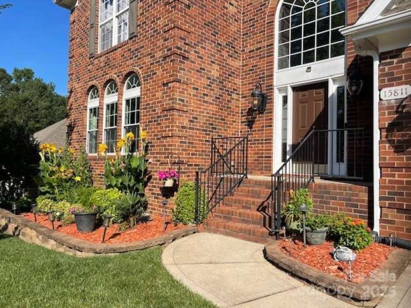 15811 Burlingame Drive, Huntersville, NC 28078.  MLS# CAR4269192, YatesRealty ID 28992. LETS TAKE A LOOK INSIDE THIS   UPGRADED AND GORGEOUS HOME WITH VERY WELL MANICURED LANDSCPE TOO!!
