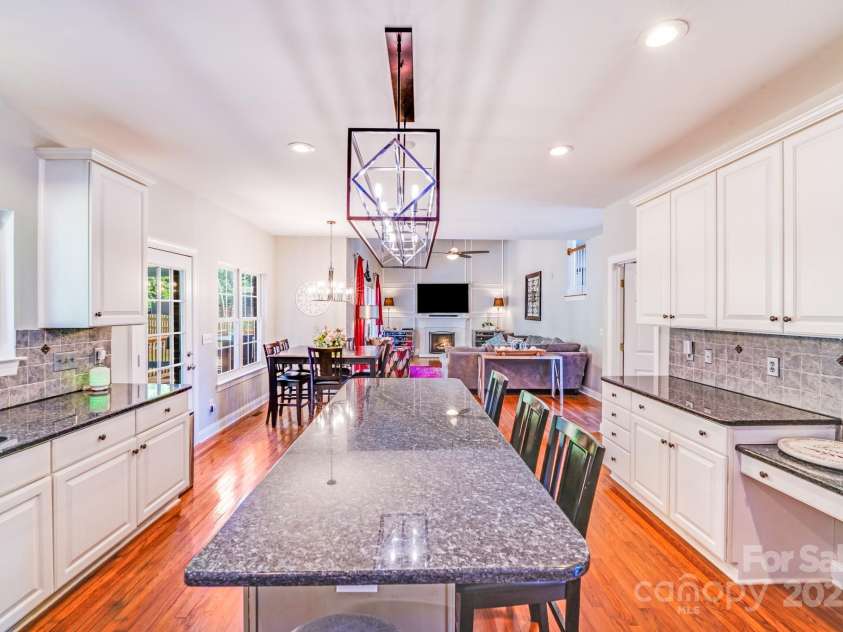 15811 Burlingame Drive, Huntersville, NC 28078.  MLS# CAR4269192, YatesRealty ID 28992. LOTS OF UPSCALE GRANITE COUNTER TOPS AND BACKSPLASH.