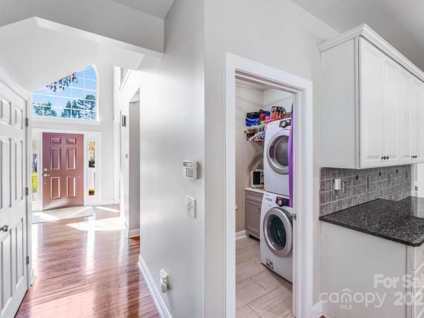 15811 Burlingame Drive, Huntersville, NC 28078.  MLS# CAR4269192, YatesRealty ID 28992. NEXT TO THE KITCHEN IS LAUNDRY ROOM WITH SINK