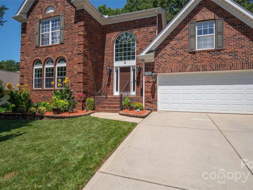 15811 Burlingame Drive, Huntersville, NC 28078.  MLS# CAR4269192, YatesRealty ID 28992. OWNERS ARE WAITING FOR YOUR OFFER!!!!