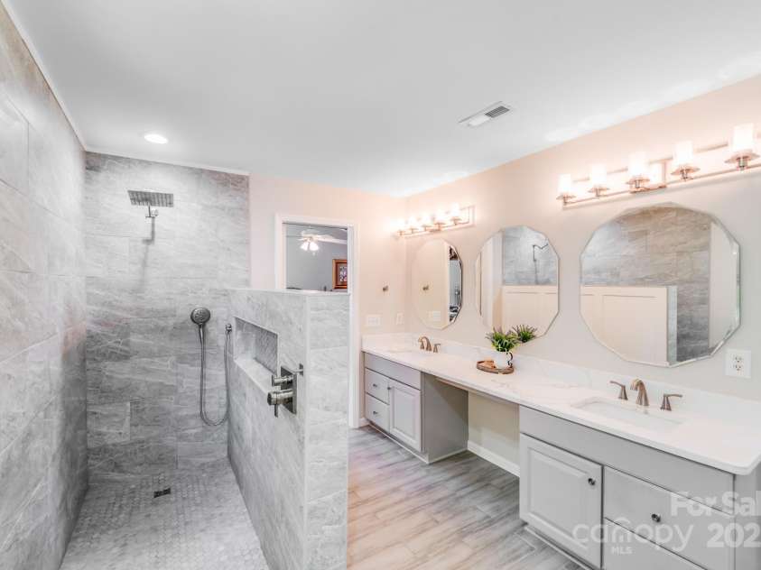15811 Burlingame Drive, Huntersville, NC 28078.  MLS# CAR4269192, YatesRealty ID 28992. WITH WALK IN  RAIN SHOWER